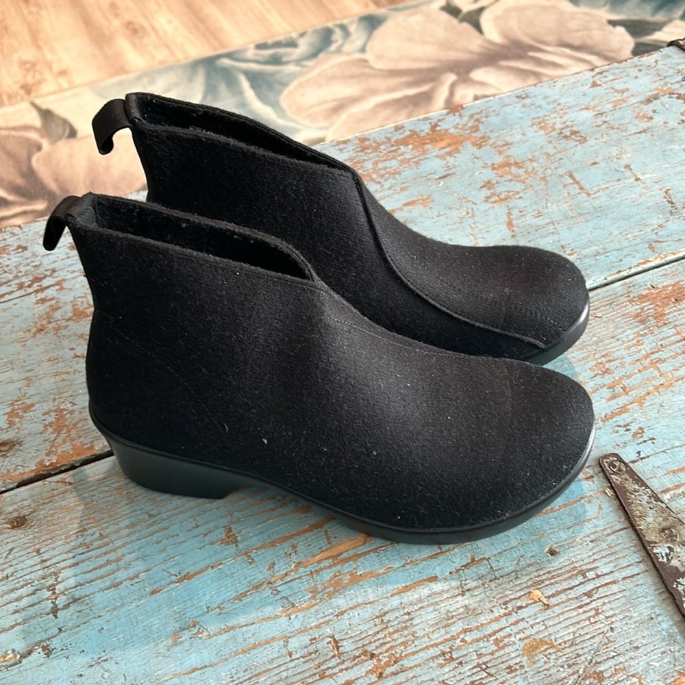Black Women's Ankle Boots - Picture 2 of 6
